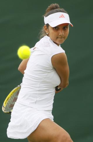 Sania climbs a spot, Somdev slides 